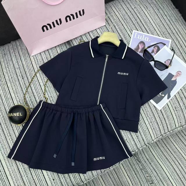强烈推荐 25年早春夏系列 Miu*新款撞色边翻领短袖上衣搭配松紧腰短半裙套装 刺绣字母点缀 两色Sml