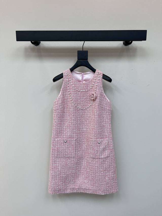 Chane*25春夏新品小香高级减龄樱花粉无袖背心连衣裙 编织粗花呢面料粉嫩粉嫩的简直自带优雅感 令人心动的温柔小香风 定制珍珠镶边非常精美 立体花朵点缀上身自