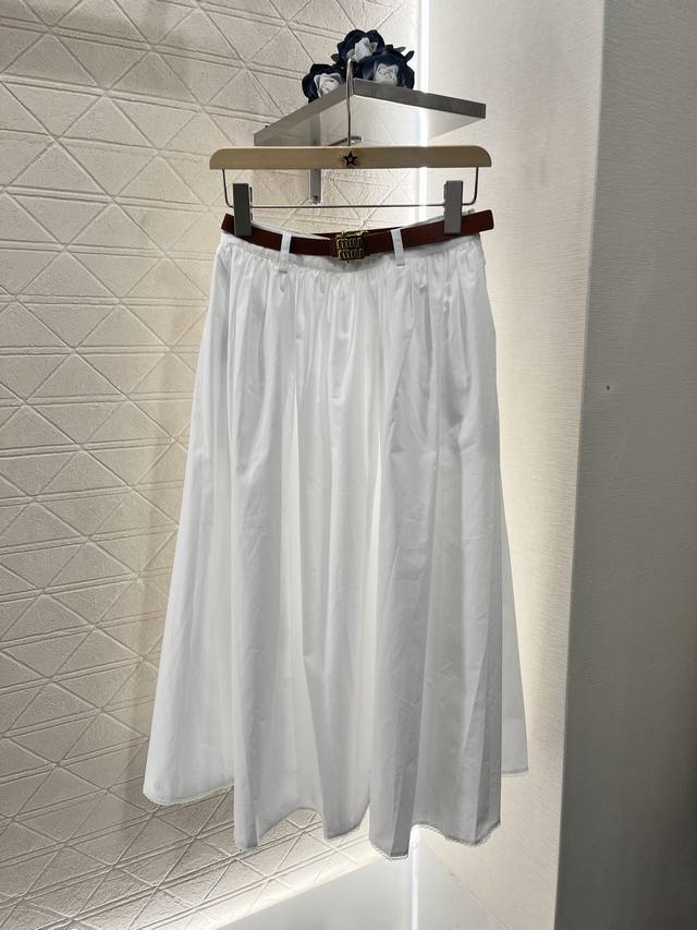 miumi*2025新品上架 腰带花边压褶半裙 定制Yb斜纹全棉材质 工艺处理 舒适挺括 常青伞状压褶半裙裁剪 腰间皮带以立体字母徽标细节点缀 简约时尚 轻松彰