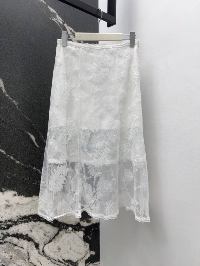 es 25Ss 春夏新品重工水溶花刺绣中长款半裙 面料若隐若现的质感更显性感华丽 大身素色百搭不挑人 常规款式叠穿出裙装效果 时尚玩法更多样化 轻松适配其他单品