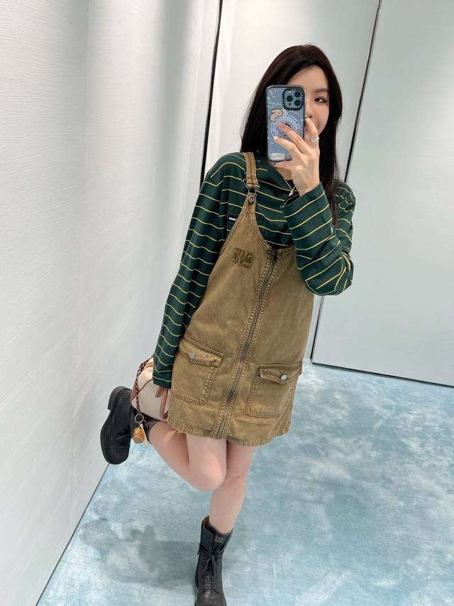 Miu Mi* 25春夏新款 高智感学院风字母徽标贴布绣水洗牛仔背带裙。原版开发！高版出品！ 拉链设计穿脱方便 咖色又添了几分软糯温柔，高腰设计拉长腿部线条，A