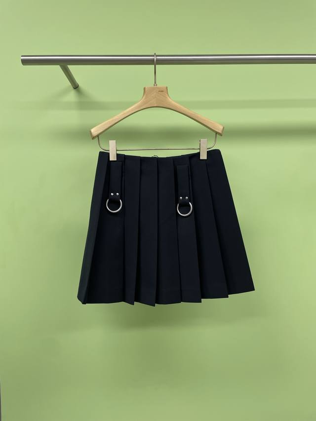 prada2025新款蓝色压褶半身裙，以静谧灰蓝色诠释品牌标志性极简美学，设计融入工业风元素，低调彰显奢品巧思，高腰直筒版型利落收束腰臀曲线，抽绳褶皱与立体剪裁