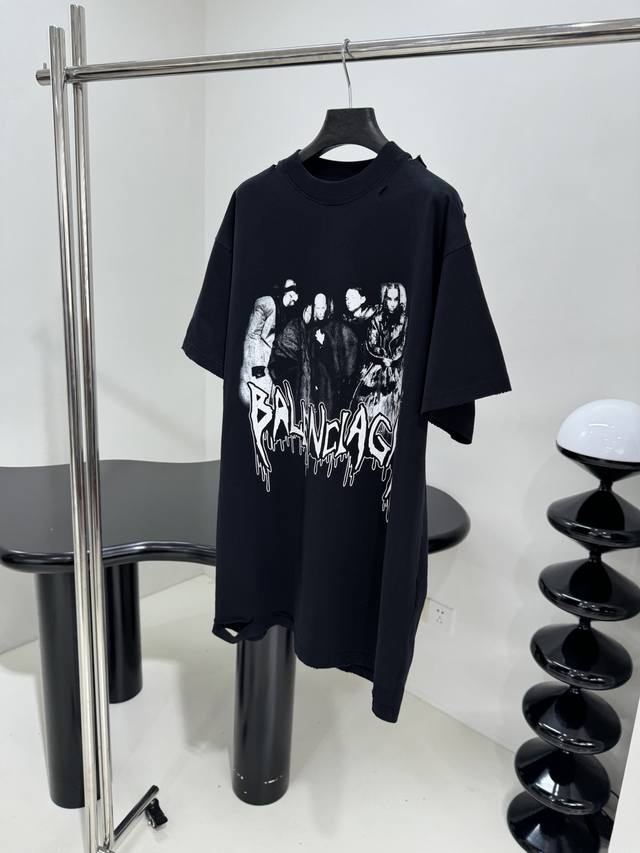 新品限定乐队成员廓形版型T恤 复古平纹针织面料，大廓形版型剪裁 正面饰以乐队成员艺术作品 白墨效果 Worn-Out效果边缘 褪色效果艺术作品 磨边效果下摆 做