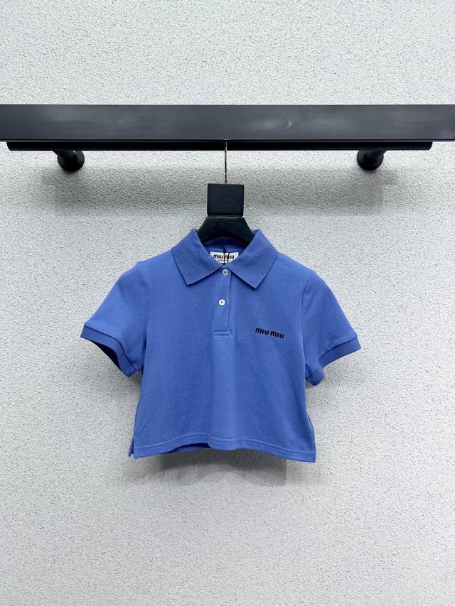 Miu家短款polo领短袖上衣 时髦低调气质又奢华高级！版型百搭不挑人，原版定制面料 做工品质看细节。白富美必入！强烈推荐 高品质 尺码Sml