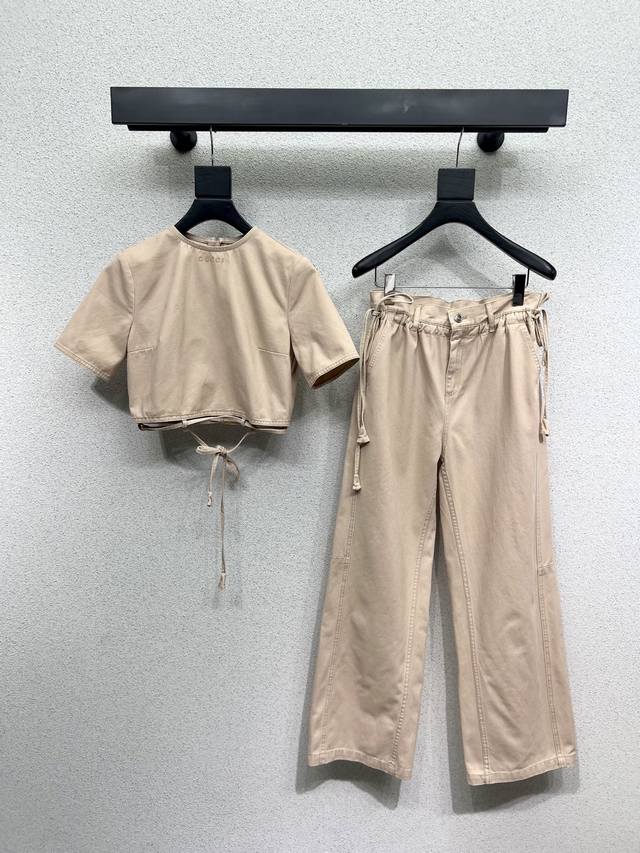 G家系列款短袖上衣 非常高级的进口高密度质地 上身非常飒爽 干净有品 提气质~~完全按照高定成衣水准 一眼爱上 气质Mm必入单品 高品质 尺码Sml