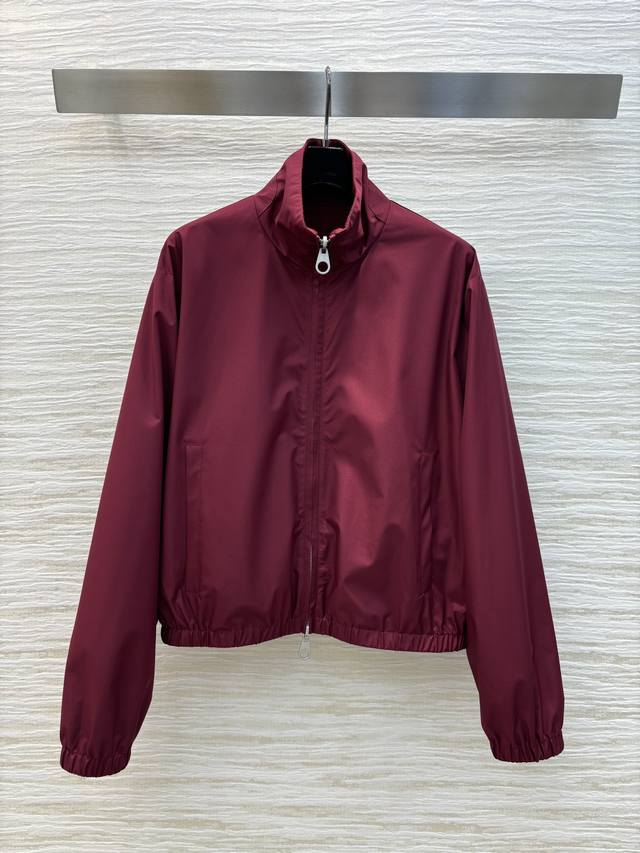 380 高端原单品质L 新品 旅行者防风外套 双面可穿立领夹克外套 松弛感的老钱风穿搭 衣橱必备叠搭单品 一面是订制进口面料轻盈透气又抗皱 质感超赞 另一面是柔