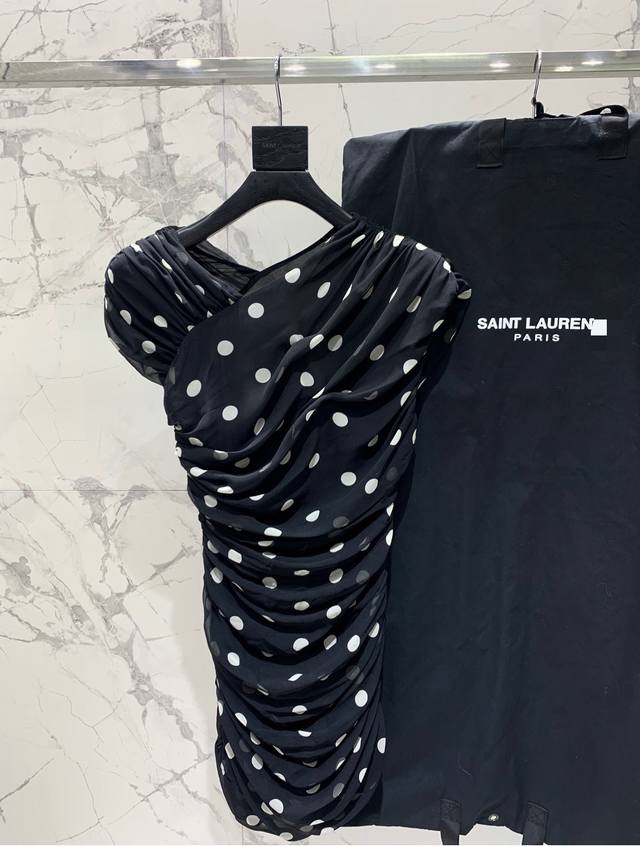 圣家波点褶皱连衣裙 礼服手工褶皱系列 夏日浪漫来袭！Ysl波点褶皱乔其纱连衣裙美哭我啦！ 经典黑白，超级温柔又复古。褶皱单肩设计更是增添了几分俏皮可爱的气息 裙