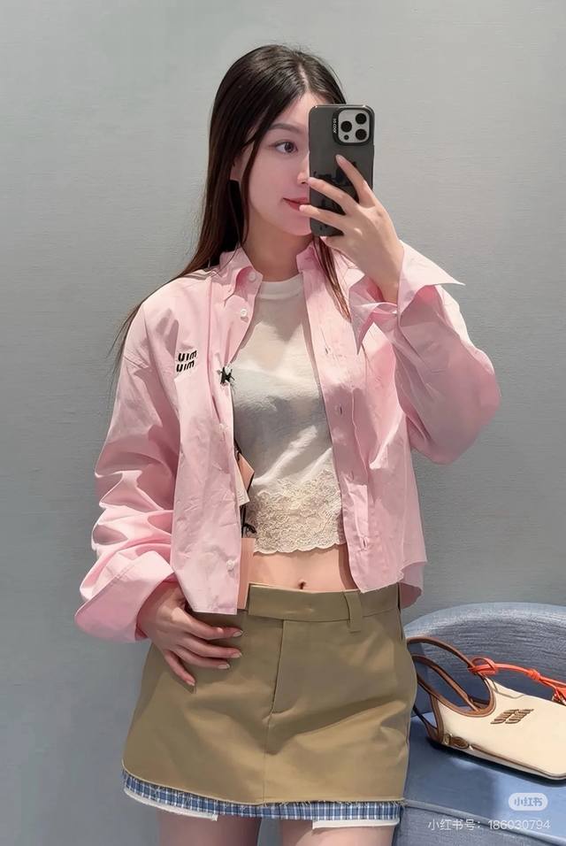 Miumi* 25Ss春夏新款 知性分子简约风短款衬衫。原版开发！高版出品！定制纯棉衬衫面料质感轻盈舒适！定位刺绣字母低调奢华，经典小短款直裁版型上身巨显瘦！可