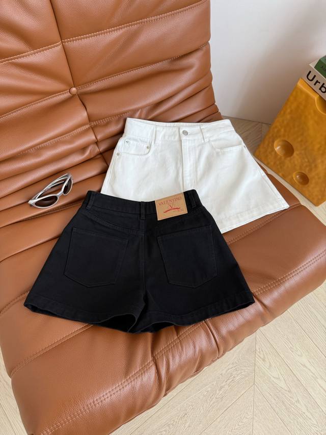 夏季必备款 25新品 日常巨好穿的牛仔短裤 经典的黑色和白色 各种百搭 承包你衣橱所有的上衣 A字阔腿剪裁的裤型 轻松拉长腿部比例感 特别显高显腿笔直 复古随性