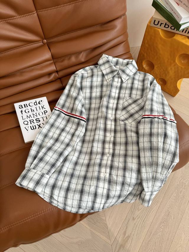 颜值担当防晒衬衫 25春夏 复古格子衬衫 格子衬衫真的是自带气质单品 一点也不挑人 元气满满 经典的撞色织带拼接点缀 选用了褶皱肌理感的棉质面料 日常出街当防晒