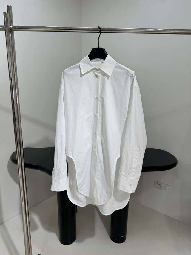 新品长款棉质衬衫 采用轻质柔软棉质府绸面料 背面饰有品牌标识徽标刺绣 曲线弧形下摆 正面纽扣开合 直筒长款版型 多种穿法 ：粉色 白色 ：
