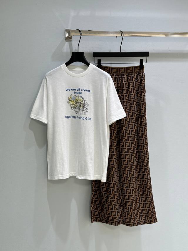 25Ss春夏新款上新！溢出屏幕的鬼马少年感设计太有小巧思了 融合完美展现了随性的盐系穿搭 下身搭配休闲裤 轻轻松松拿捏时髦感！现货供应白色Sml