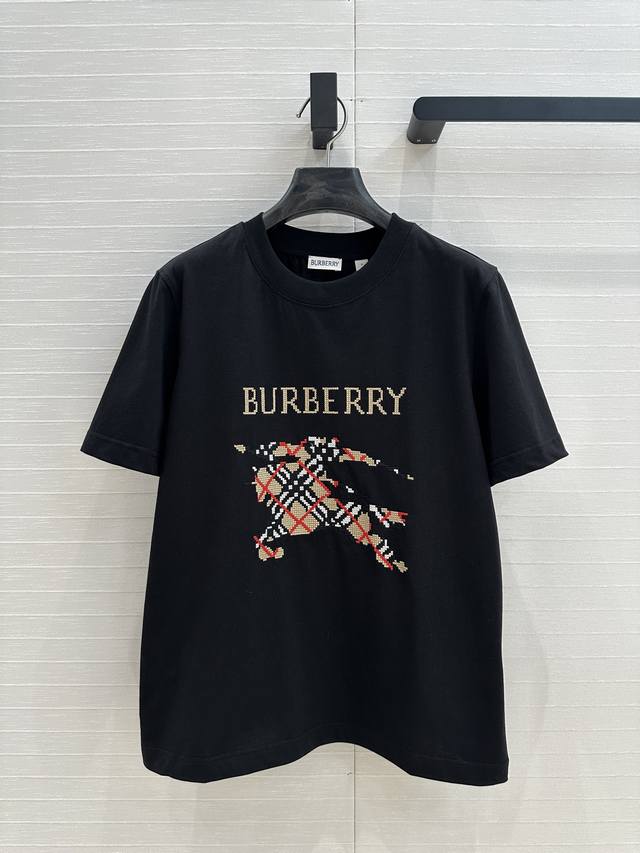 原单品质 Bur*25春夏新品。长期主义时髦精单品 格纹图腾棉T恤。前胸饰有十字绣马术骑士徽标刺绣，经典常规H版型日常又不失时髦感，强烈推荐自留款。两色Smlx