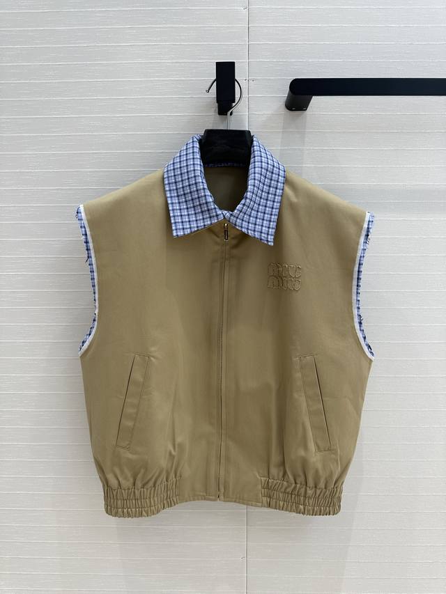 强烈推荐 Mi*25早春新品 复古文艺风卡其色马甲外套，天蓝色格纹翻领可拆卸。假两件拼接设计！宽松廓形剪裁版型百搭不挑人！可甜可盐气质帅气又拉风。打造时髦的叠搭