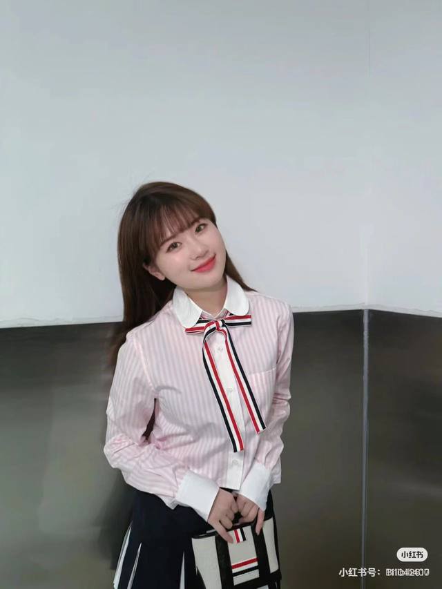 今年春夏流行色--粉色又要大火啦~粉配灰 长大的孩子永远也是个公主~” 粉色条纹“端庄中透露活力与可爱” 高腰衬衫搭配高腰短裙“比例感拉满气质拿捏” 已经开始期