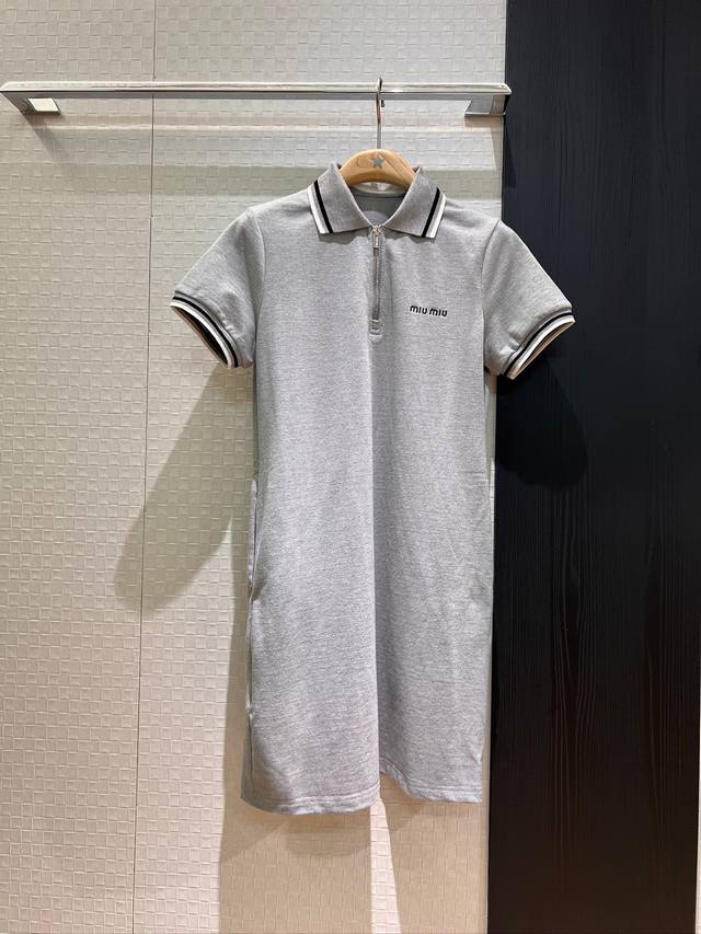 新款推荐0001Fa76胸前Logo刺绣条纹翻领polo裙 简约休闲 减龄百搭 清爽舒适胸前拉链设计 两侧有口袋 运动减龄 深蓝灰色白色 Sml