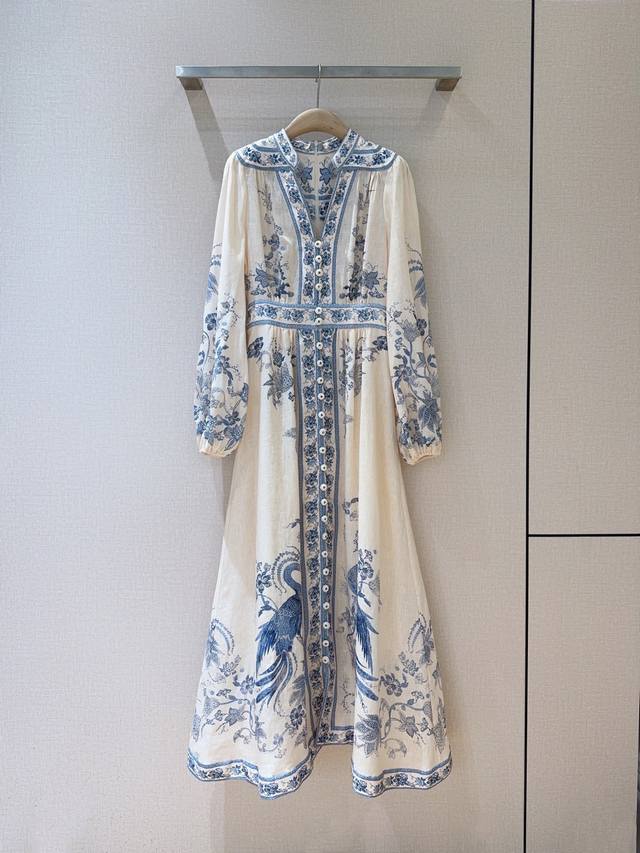 Zimmerm*A*N*N新品推荐 深V领口长袖中长款连衣裙 奶油色 蓝色花卉图案，选用亚麻面料制成，采用深V领口和管状长袖设计，配松紧式袖口，前中门襟点缀钩针