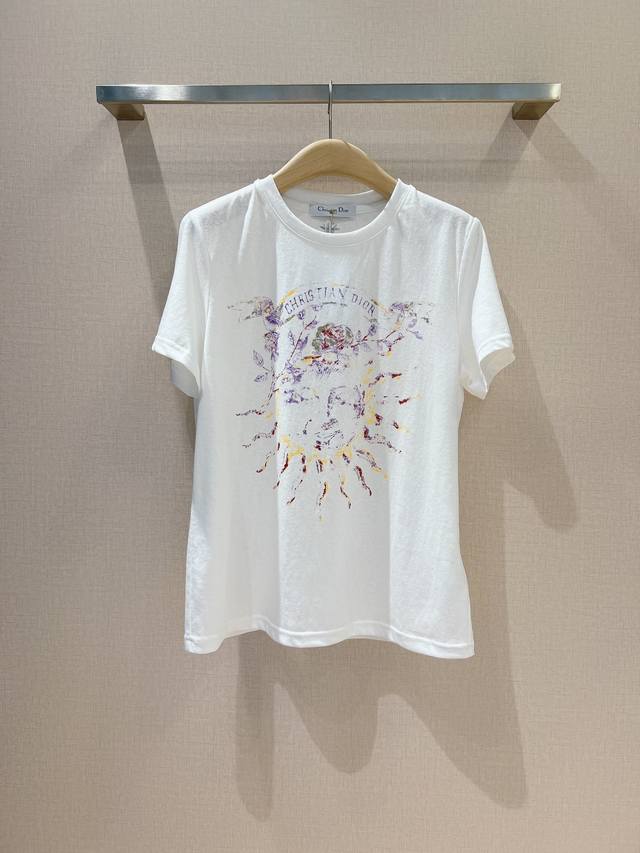 Dior *新款强烈推荐 这款T 恤以优雅Dior*美学为灵感、对休闲主义进行了精致演绎演绎、彰显高订风范和优雅风格。 采用白色棉质和亚麻混纺平纹针织面料精心制