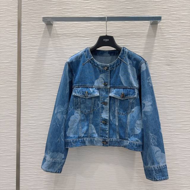 Fend* 2025Ss新款 高版出品~超时髦新款丹宁牛仔 酵洗个性色调上身又酷又飒爽 采用定制高品质斜纹棉质水洗牛仔面料，纹理细腻，棉感自然，既有筋骨感又不失