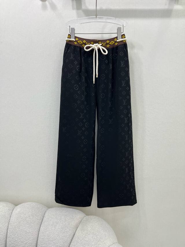 Louis Vuitt*N*25夏季新款满幅老花字母暗纹印花阔腿长裤 腰头卡其Logo弹力织带 半隐藏式抽绳 整体计拉长人体比例 休闲直筒裤 丝滑舒适 百搭单品