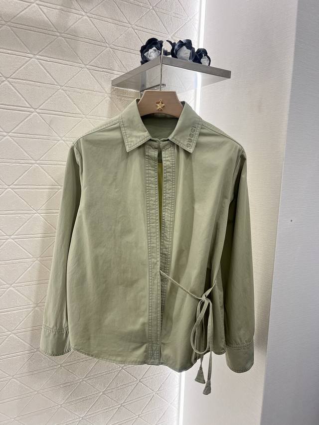 Gucc*2025新品上架 牛仔系带衬衫短裤套装 定制Yb斜纹棉牛仔材质 多重酵素水洗工艺 完美还原Yb草绿色 长袖衬衫短裤套装 打造上长下短好比例 简约时尚