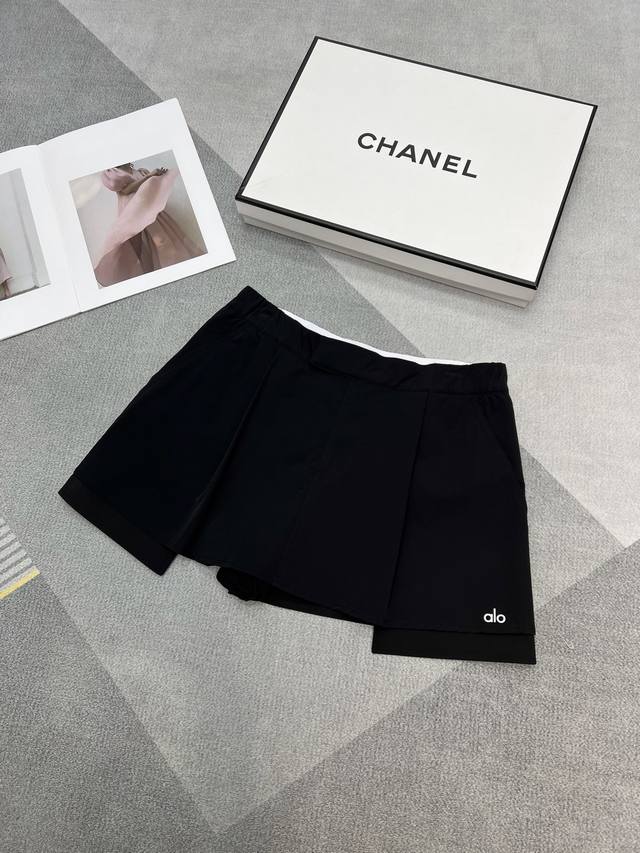 高品质Alo 25夏季新款 真的是辣妹必备单品 终于知道白女为什么超爱的牌子 外面看是简单的西装裙设计 内里暗藏玄机 拼接弹力Alo织带 撞色设计 还有衬裤不用