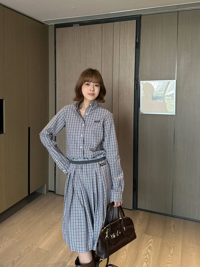Miumi* 25Ss春夏新款 知识分子微标格纹长袖衬衫丨独家Yb开发！高版出品！定制色织面料 饰有品牌标识贴饰 翻领领口 纽扣开合 宽松直筒版型 学院风做工品
