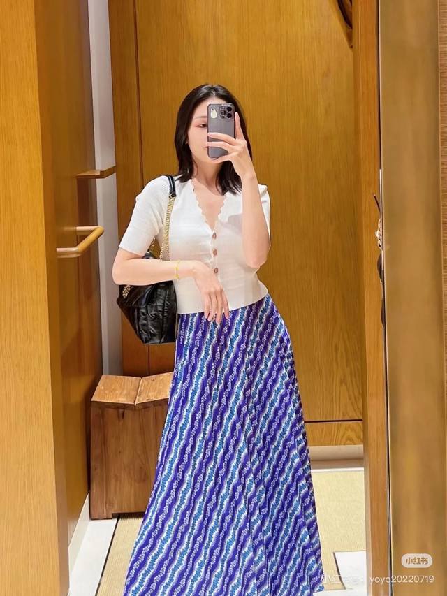 衣身是螺纹织法，回弹力非常好 25026#