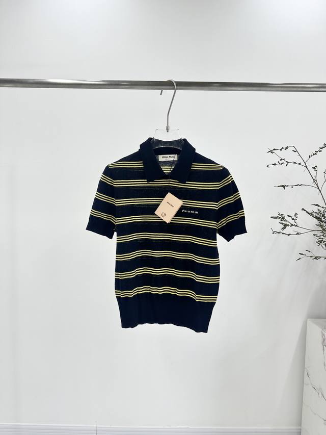 沈梦辰同款M家深蓝色黄色条纹短款针织短袖polo衫 面料：100%羊毛 颜色：条纹 尺寸：S-M-L 条纹元素作为 Miu Mi* 标志性风格，与精致针织工艺巧