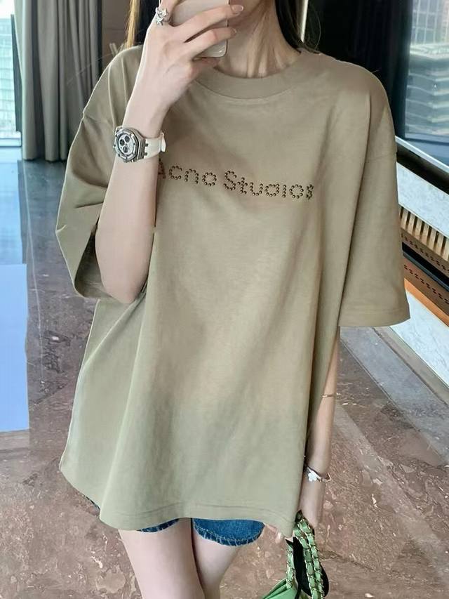 上新 重工铆钉字母Logo卡其绿短袖T恤 很洋气的橄榄绿废土风真的很绝～ 胸前金属铆钉字母Logo 高级感可太喜欢了 袖子挽起来更时髦好看下衣失踪穿太Ok啦 纯