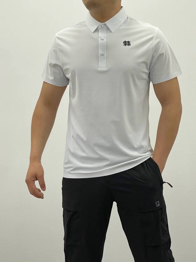 供 模特图 Kolonsport可隆经典款冰丝无痕舒适防晒抗菌Polo衫 采用导热的十字编织冰丝凉感面料， 面料与肌肤形成汽热循环多孔纤维， 可快速散热透气、不