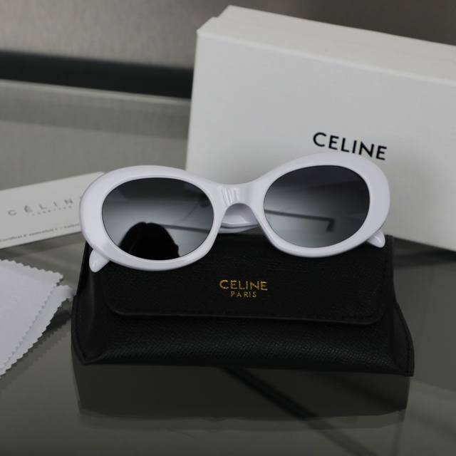 供 1V1版本 Celine新款墨镜也太好看了吧内娱首位拿到Celine全球最高Title的女演员 刘诗诗同款墨镜，预测迎来一波断货王 Celine 作为纯粹巴