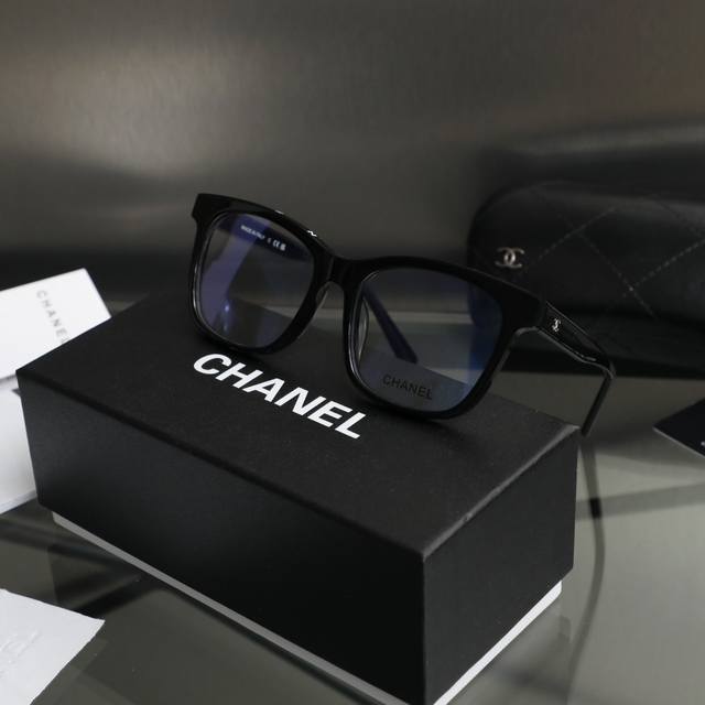 供 1V1版本 香奈儿新款太阳镜 Chanel方形偏光墨镜，轻便进口醋酸板料，佩戴舒适 型号:Ch3392 材质:板材 蔡司镜片 眼镜防刮膜撕掉概不退换 赵露思