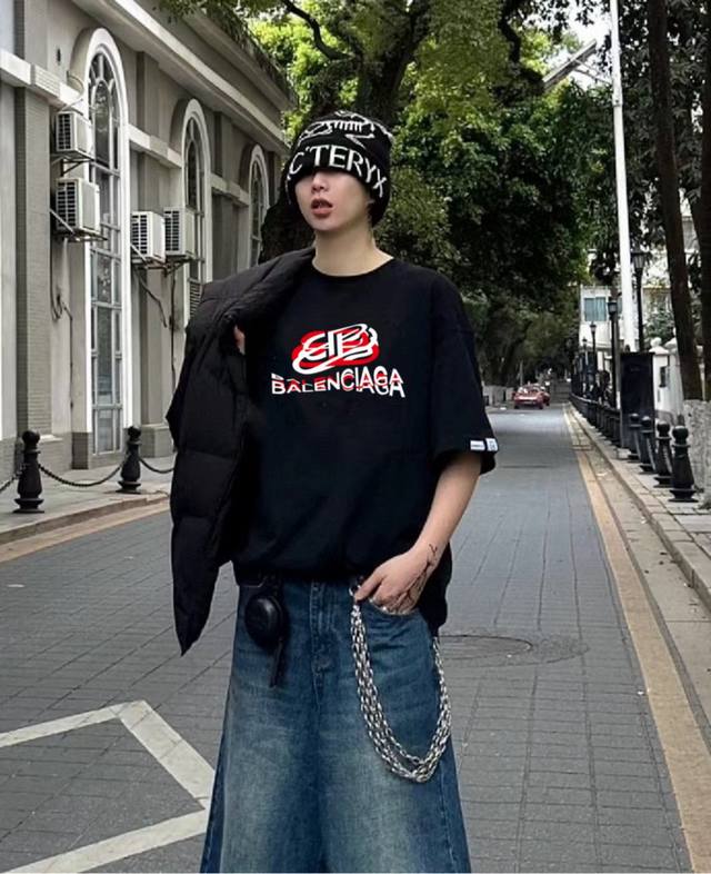重磅版本 巴黎世家Balenciaga红白叠加串线字母胸前印花情侣圆领短袖T恤 颜色：黑色 尺码：M L Xl 面料：重磅300G纯棉新疆长绒棉 工艺：紧密赛洛