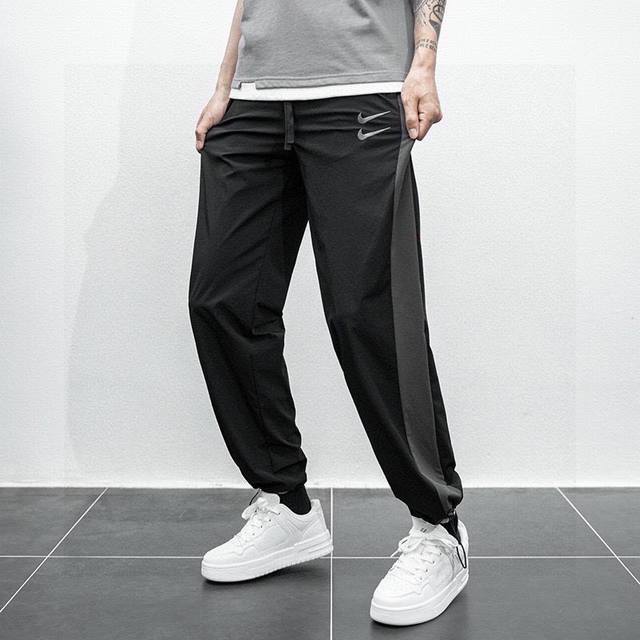 上新 帅炸咯。牛奶般丝滑！双钩耐克夏季轻盈透气耐克情侣款男女同款万针刺绣立体饱满钩子标Nike男士休闲运动裤个性时尚青年 鬼佬订单多出来的面料加工而成！高科技面