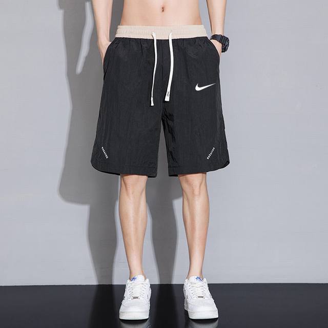 上新 耐克 Nike短裤，基础款休闲短裤五分裤，版型超正的百搭神裤，上身巨好看，搭配经典Logo印花设计，经典百搭，面料舒适亲肤，百搭出行休闲日常运动必备！男女