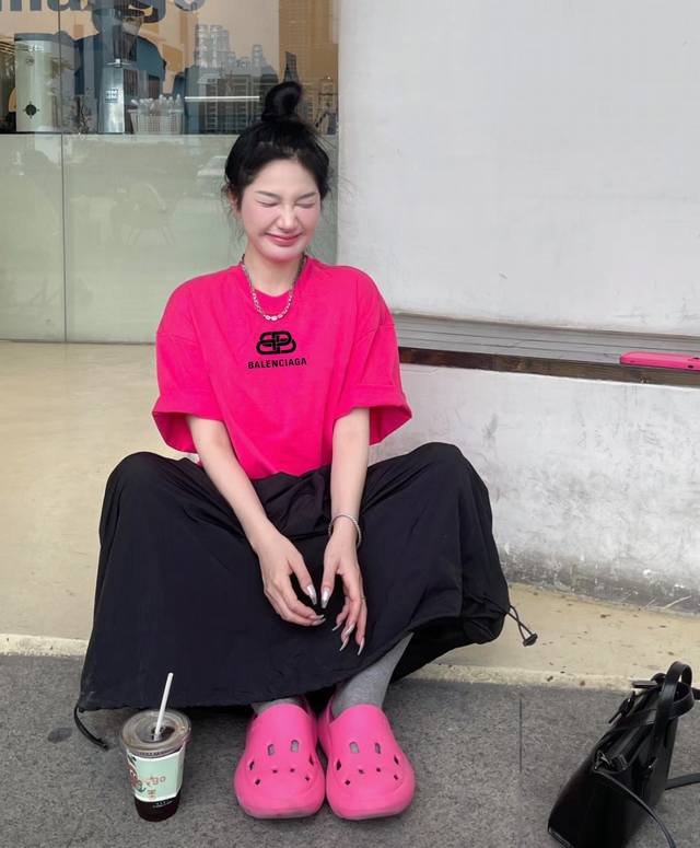 balenciaga巴黎世家 高克重纯棉直筒锁扣印花T恤短袖情侣款 Color: 火龙果色 Size: M-Xl M 肩宽49 胸围114 衣长 Cm L 肩宽