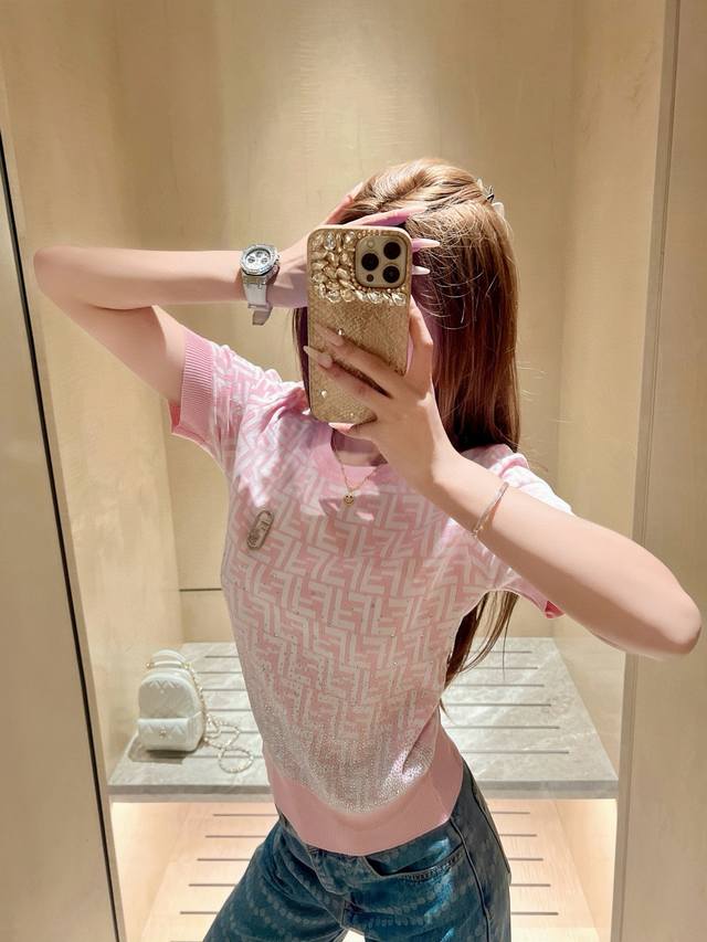 fendi芬迪老花双F字母提花烫钻针织短袖配胸针 款号：25670104584 颜色：粉色 蓝色 咖色 尺码：均码 80-125斤