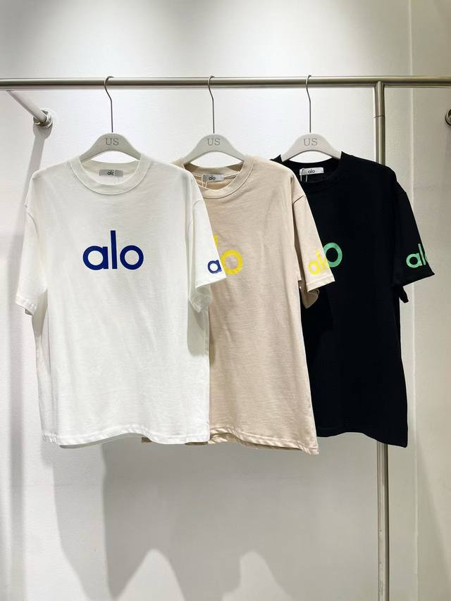 alo字母印花宽松圆领短袖T恤 款号：25673404903 颜色：黑色 白色 卡色 尺码：均码 80-125斤