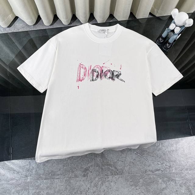 dior 迪奥2025新款经典字母满印涂鸦短袖圆领T恤男女同款 面料: 310重磅纯棉，随意对比 采用特定重磅32S精棉平纹针织面料，280克重；搭配32S+7