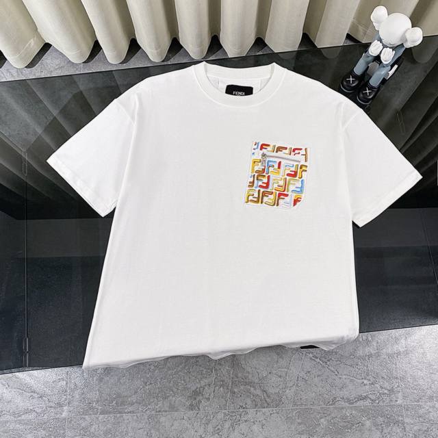 fendi 芬迪 2025款高级刺绣拉链口袋贴饰短袖圆领T恤 Logo标识精致升级。胸前彩色双刺绣贴袋图案点缀，饱满立体绣线营造立体Logo形象，经典时尚 原版