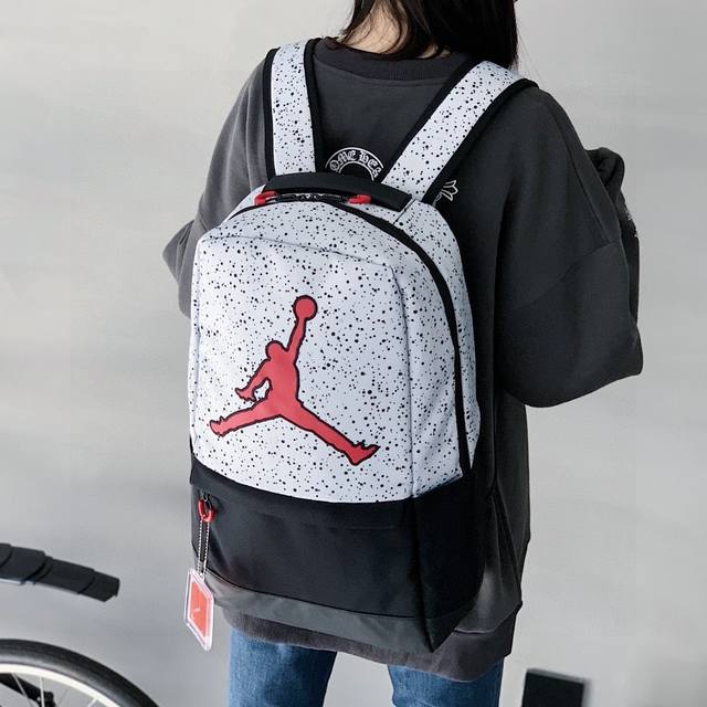 耐克乔丹爆裂纹大Logo双肩包单肩包男女同款系列。 质量超级好。容纳空间大。内置电脑夹层。 包包背垫超级柔软 上身背着特别舒适 给你一个不一样的背包体验。 经典