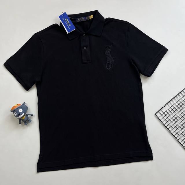 ralph Lauren拉夫劳伦大马标刺绣Polo衫！ 采用高品质纯棉面料，手感细腻。透气不闷热，柔软亲肤。 胸前经典Logo刺绣，立体精致 ，细节饱满。 每个