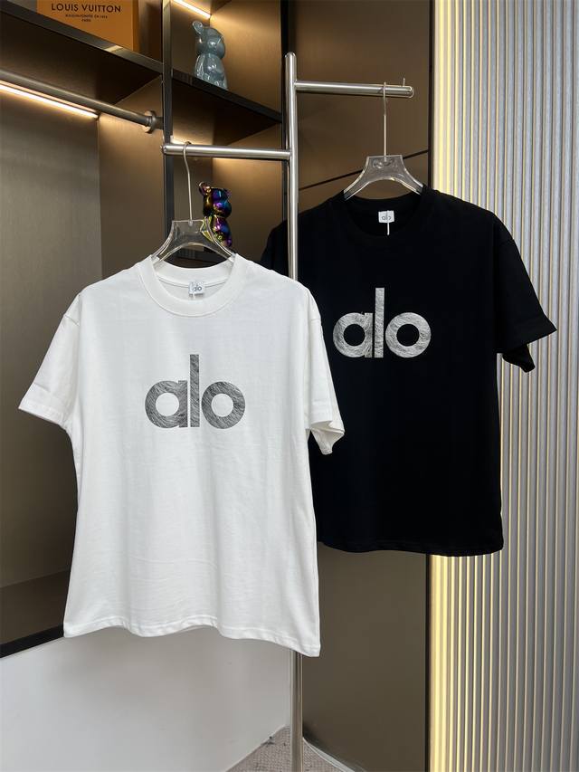 alo2025Ss反光爆裂字母印花设计情侣休闲短袖T恤 最高版本！定制面料290克 %双纱棉！反光爆裂字母印花设计！ 辅料：开模原版过鉴定领标 %真丝洗水标。正