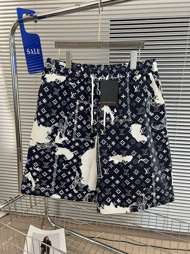 品名：Lv-25Ss 夏新款泼墨扎染印花腰花果牛仔休闲宽松阔腿抽绳松紧短裤 款式：宽松 颜色： 图片色 尺码M-L-Xl 腰围 臀围 裤长 M 70 48 L