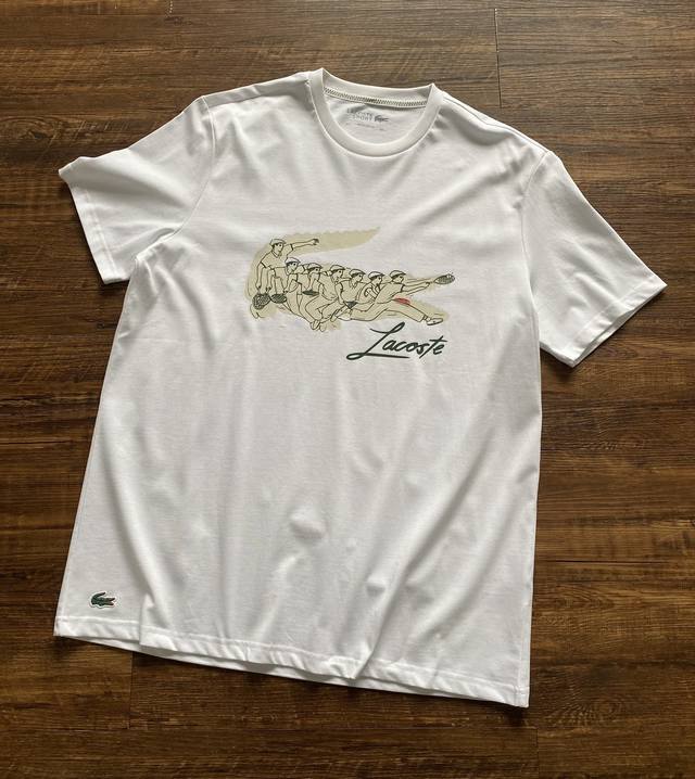 lacoste法鱼男装25春季新款时尚运动印花圆领正肩T恤短袖！！ 这是一件正肩T恤，上身穿着会显得整个人都是非常瘦的，它能更好的显的我们的肩更挺，如果有些男生