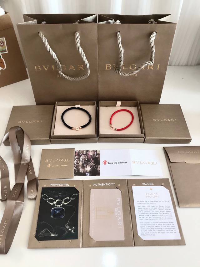 个 Bvlgari宝格丽转运红绳情侣爆款 配全套包装 新年本命年必备哦～ 可定制尺寸 一年一度的宝格丽红绳走起本命年的亲们，各戴一根，好运来来～～～情侣最佳选择