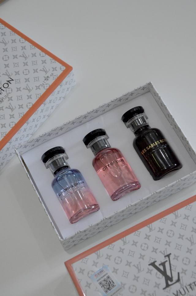 新款Lv香水中样三件套规格30Ml3。内含味道:加州梦 星光之城 萨博玫瑰。每个味道都是经典～路易威登香水30Ml三件套带喷头 全球购防伪可扫 1Lv 路易威登