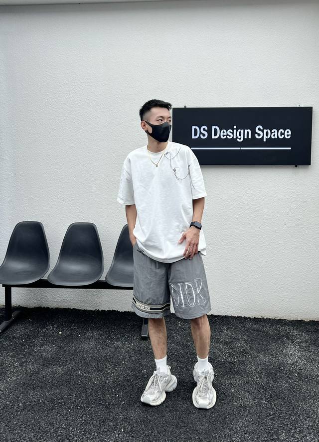 品名：迪奥 Dior 25Ss 织带拼接运动破洞 剪花工艺 内里网眼短裤五分裤 面料：梭支 颜色： 黑色 灰色 尺码M-L-Xl 腰围 臀围 裤长 M 70 4