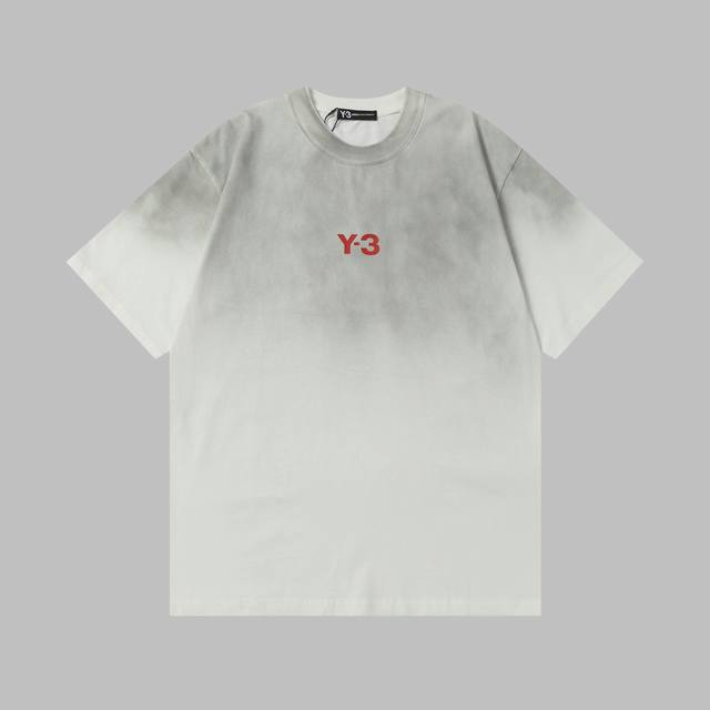 y-3 新款短袖 采用定制定染面料，300 克重 胸前的红色“Y 3”标志超醒目，简约中藏着大时尚，轻松拿捏潮流感 宽松版型舒适度拉满，随便一穿就很有范 颜色：